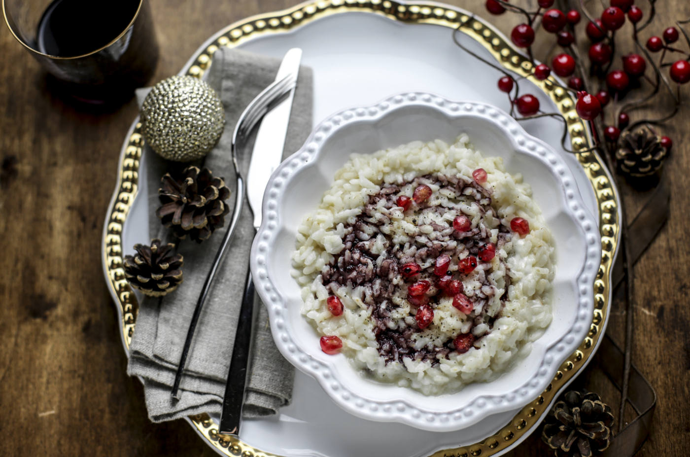 Risotto con stracchino, melagrana e riduzione di vino rosso