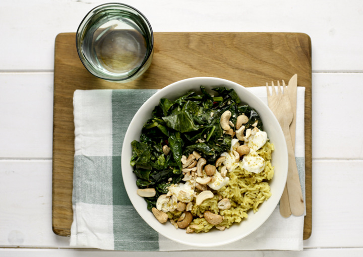 Riso al curry con cavolo nero, stracchino e anacardi