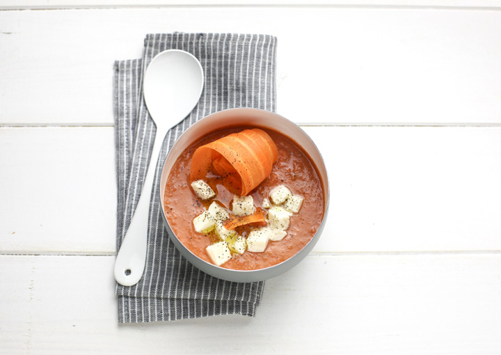 Gazpacho con basilico, carote e mozzarella