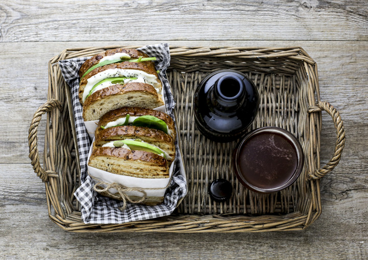 Sandwich integrali con spinaci e avocado
