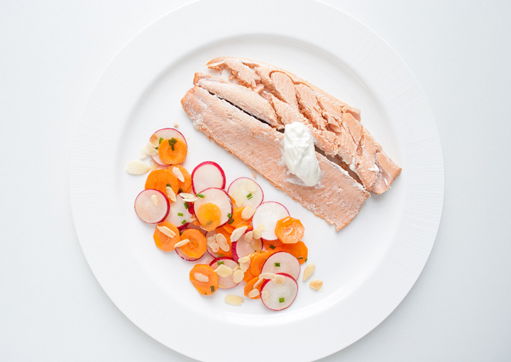 Trota salmonata con insalatina rosa