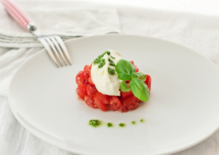 Tartare di pomodori con spuma di mozzarella