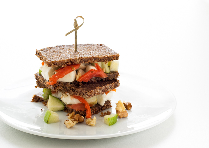 Sandwich di pane scuro e mozzarella