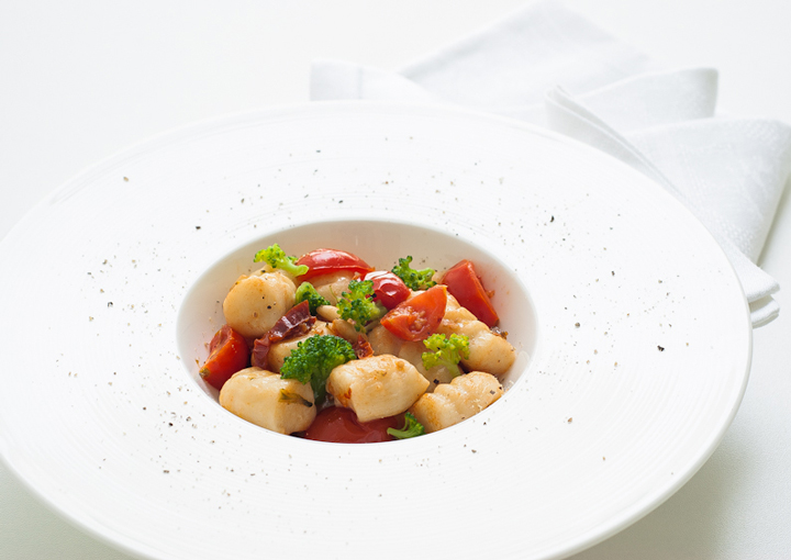 Gnocchi di ricotta con sugo mediterraneo