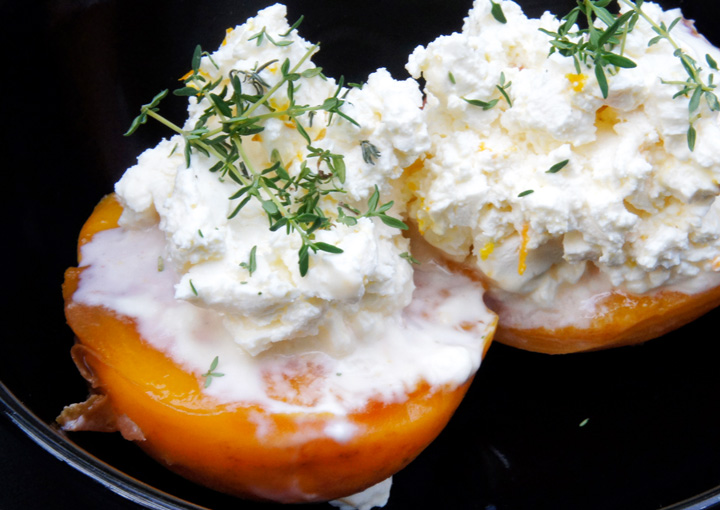 Pesche con crema di mascarpone e timo