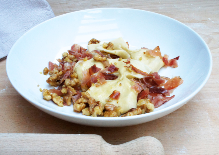 Caramelle ripiene con noci e speck