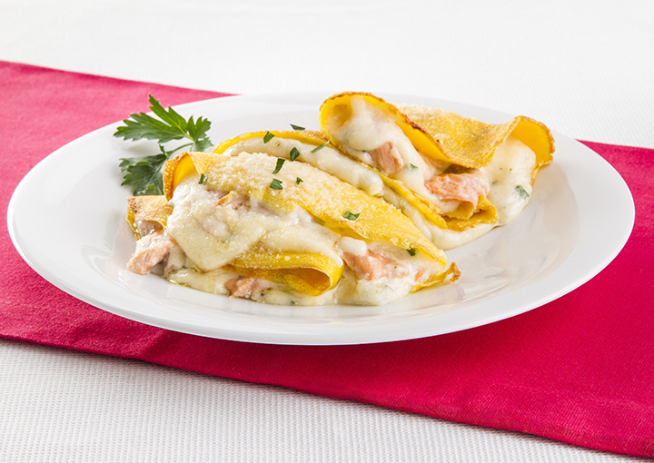 Mini crespelle con salmone in crema di parmigiano