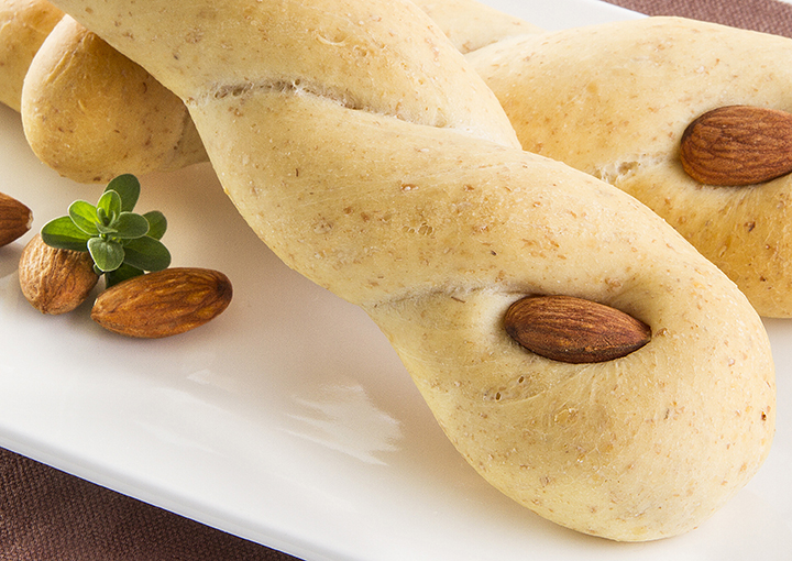 Treccine di pane al formaggio con mandorle
