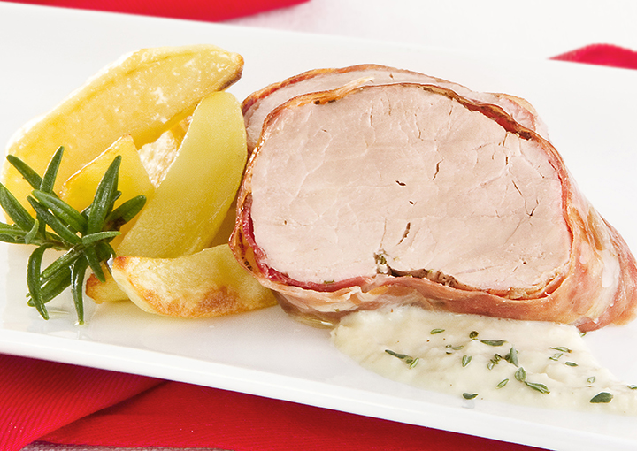 Filetto di maiale bardato con salsa di cipolle e patate arrosto