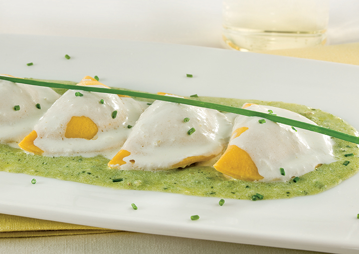 Ravioli con salsa di panna e polpa di granchio
