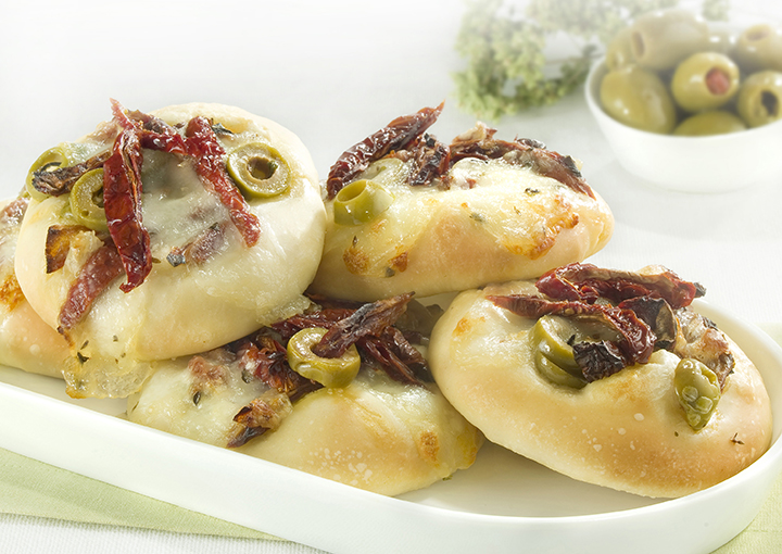 Focaccine con mozzarella, olive, pomodori secchi
