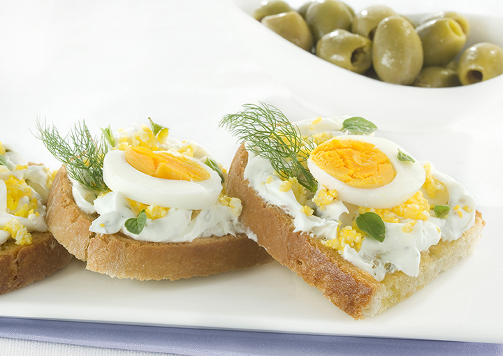 Bruschette al mascarpone con mimosa di uova