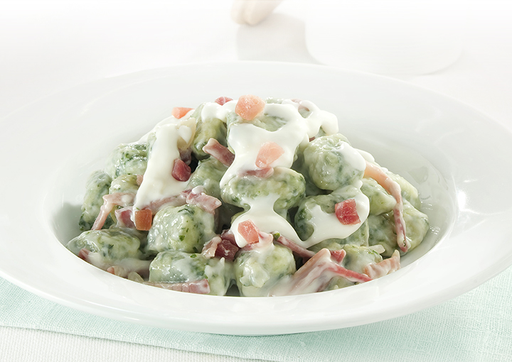 Gnocchetti verdi con squacquerone e speck