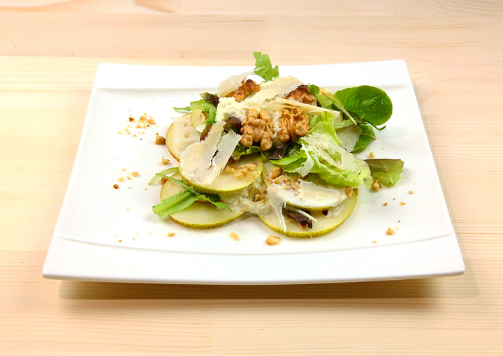 Insalata Pere e Noci con salsa al Gorgonzola