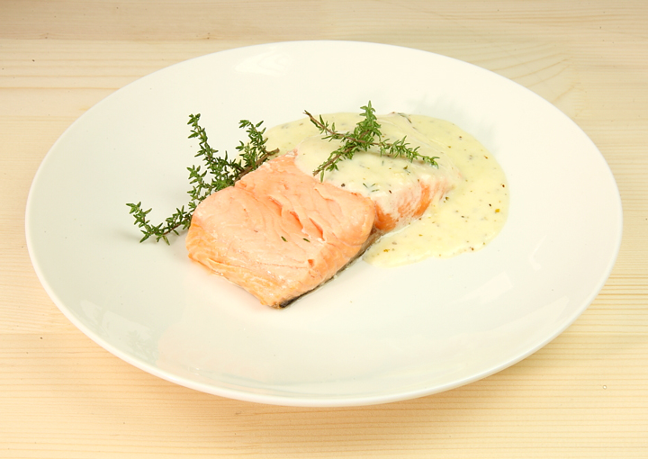 Salmone con salsa alle erbe aromatiche