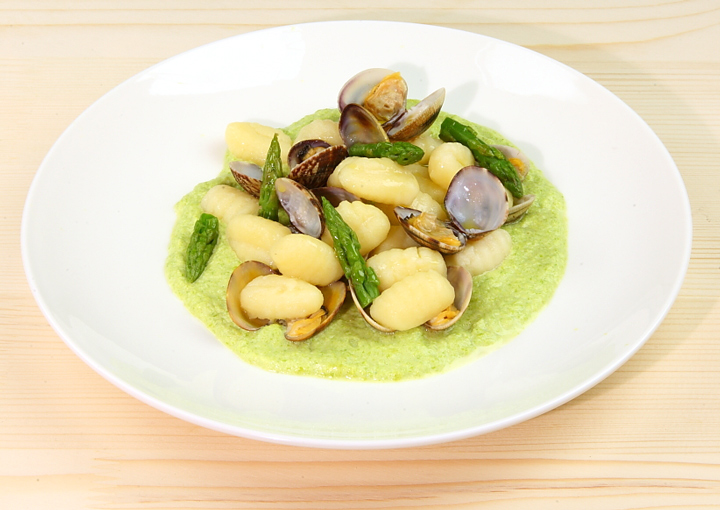 Gnocchi di patate su zuppetta di asparagi e vongole