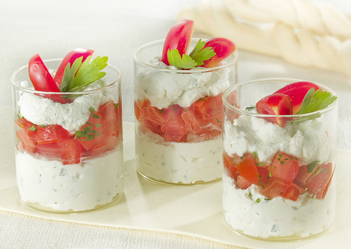 Bicchierini di pomodoro, ricotta ed erbe aromatiche