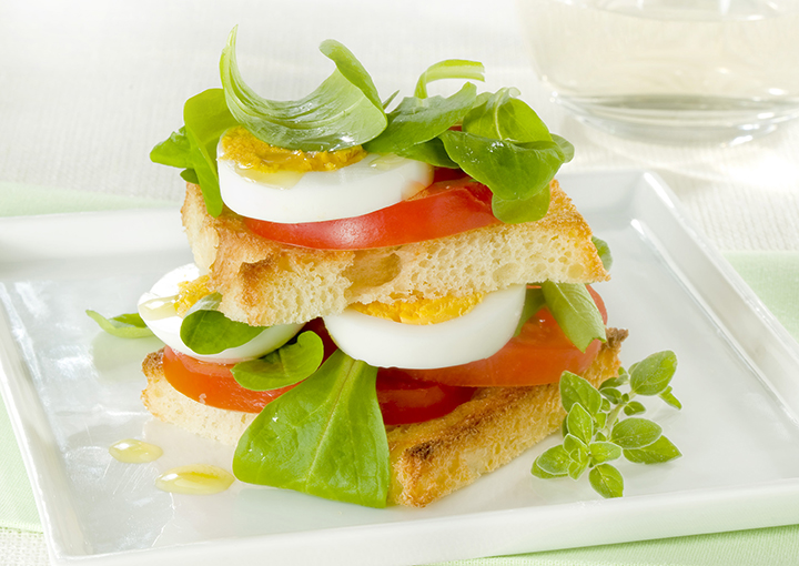 Torretta di pane, pomodoro e uova sode