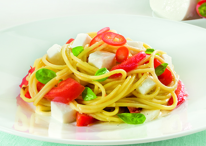 Vermicelli con mozzarella, filetti di San Marzano e basilico
