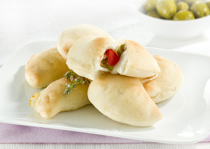 Panzerotti con scamorza affumicata, pomodorini e olive