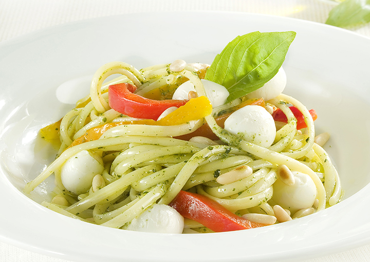 Linguine con peperoni e bocconcini di mozzarella