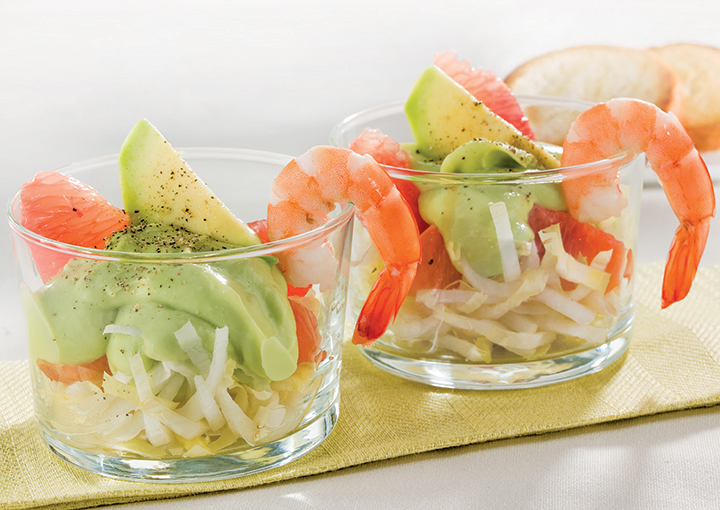 Antipasto con avocado, gamberoni e salsa allo yogurt
