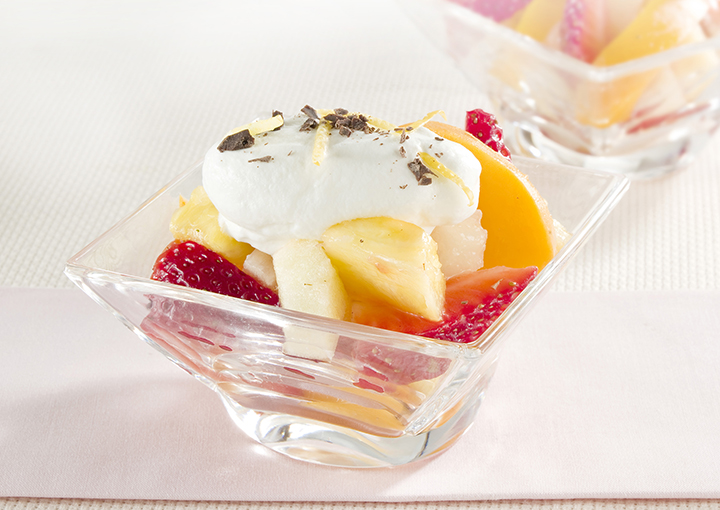 Insalata di frutta con panna alla vaniglia