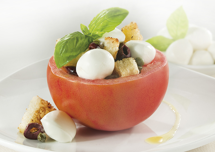 Pomodori ripieni di bocconcini di mozzarella, olive e capperi