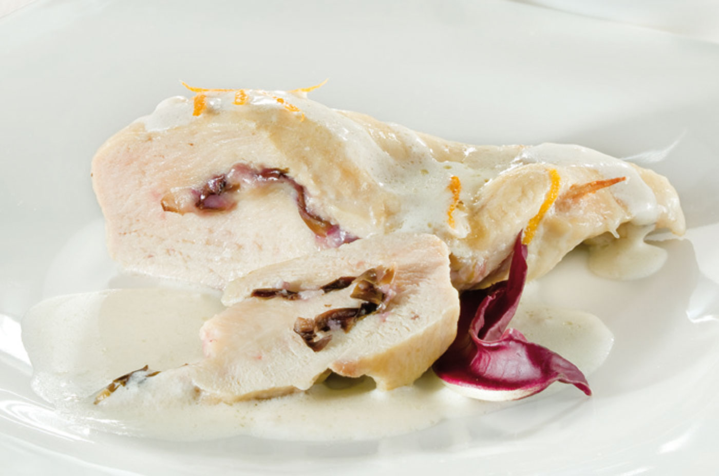 Portafoglio di pollo farcito con salsa di panna