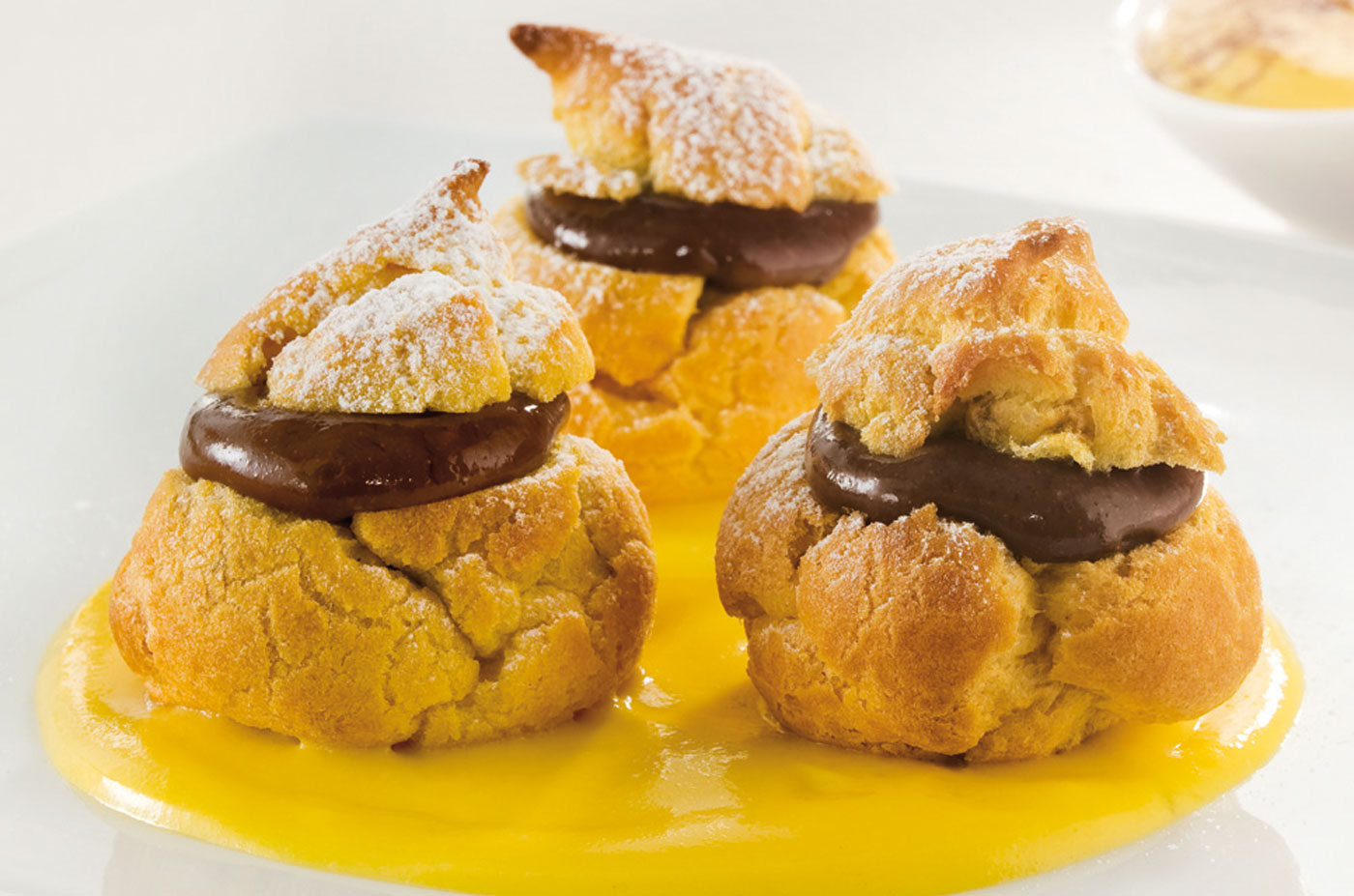 Bignè al cioccolato con crema inglese