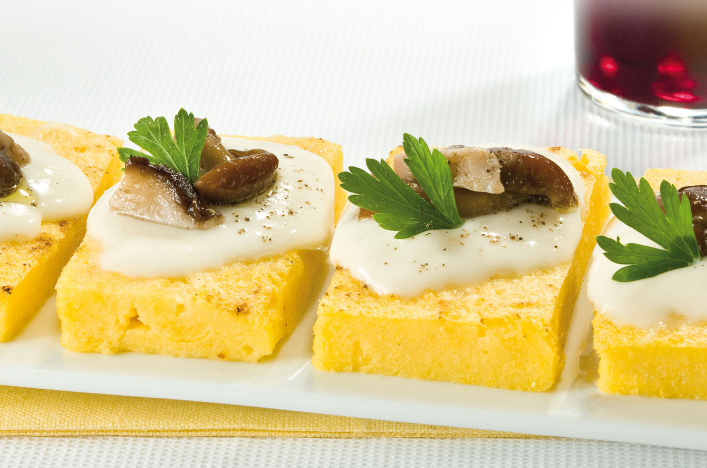 Polenta con stracchino e funghi