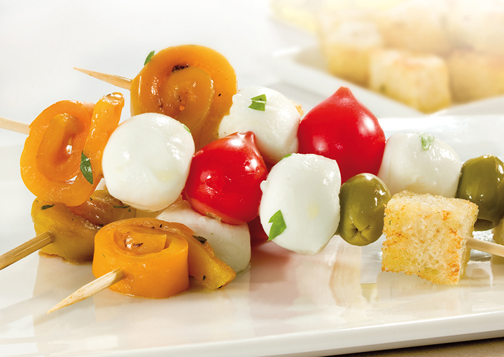 Spiedini fantasia con bocconcini di mozzarella