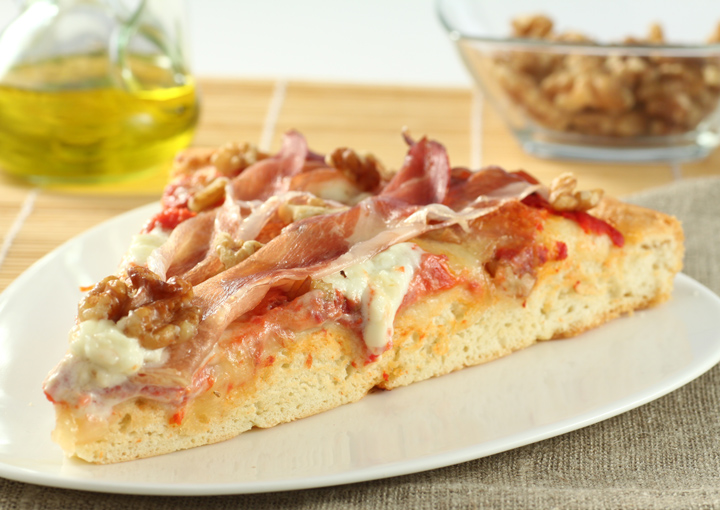 Pizza al mascarpone speck e noci
