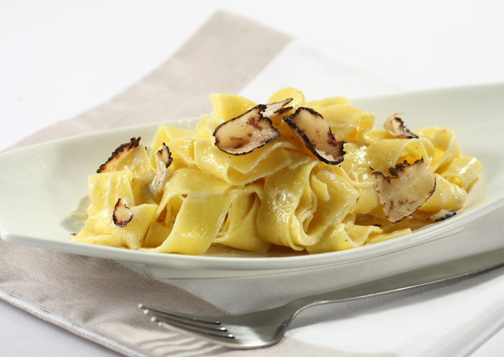 Pappardelle con crema di mascarpone e tartufo