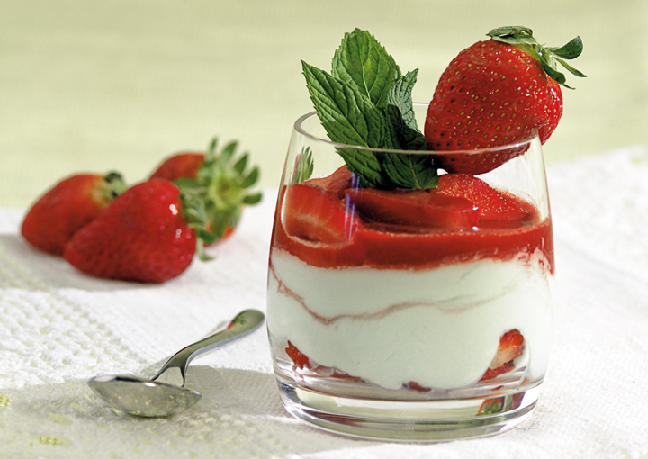 Coppetta di mascarpone alla menta con fragole