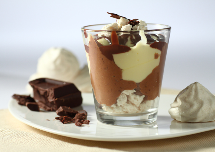 Coppa di crema al mascarpone con cioccolato e meringhe