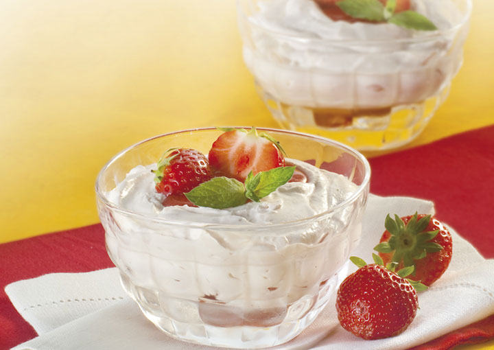 Bicchierini di tiramisù alle fragole con crema di limoncello