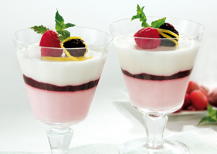 Mousse di latte e lamponi con salsa di more