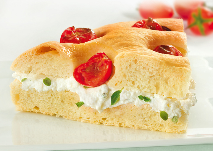 Focaccia ai pomodorini farcita con ricotta