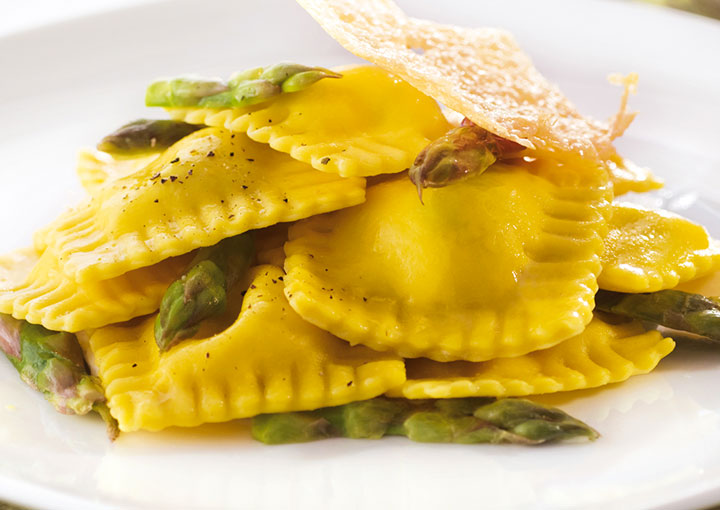 Ravioli di primavera con ricotta e asparagi