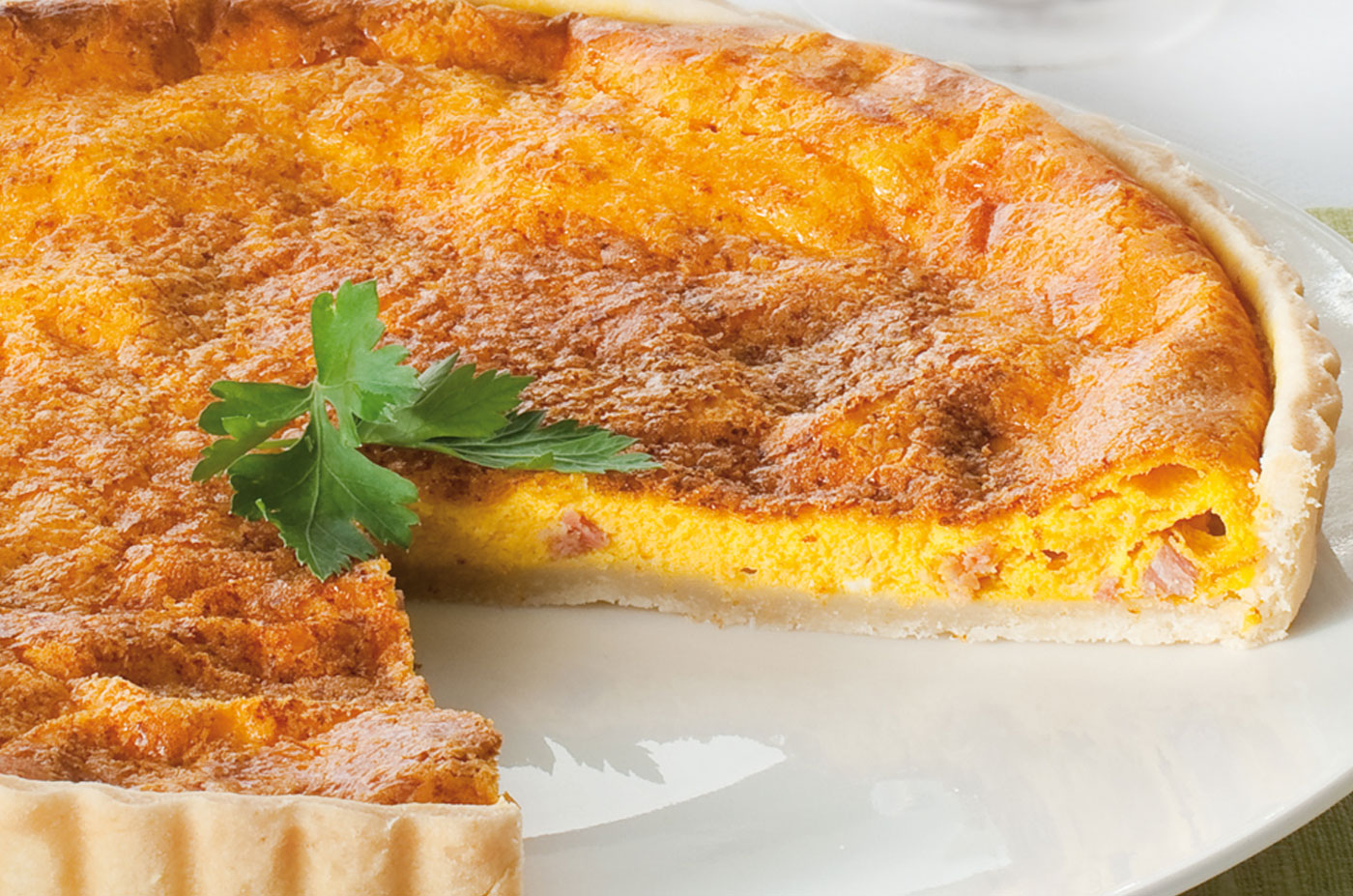 Torta salata con uova e pancetta affumicata