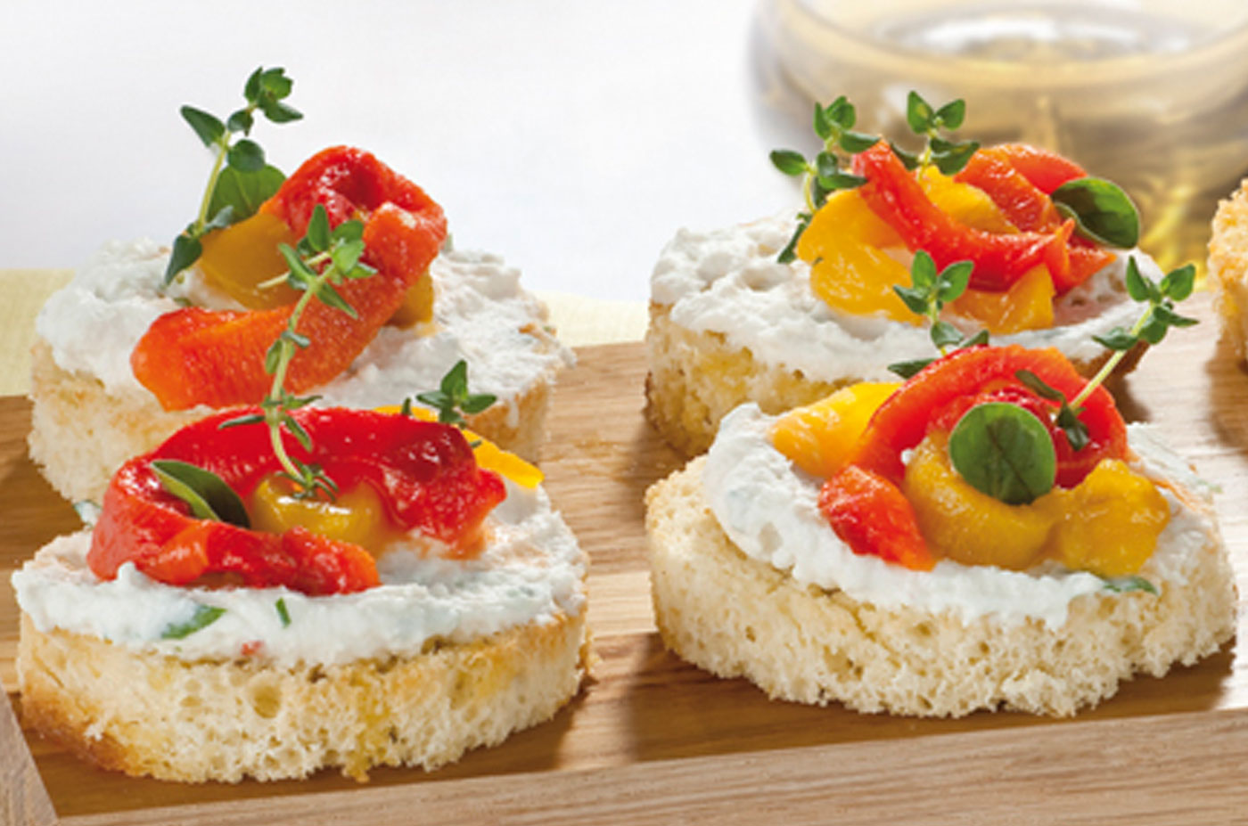 Crostini con peperoni e ricotta