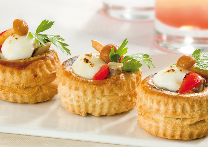 Vol-au-vent con crema di funghi e bocconcini di mozzarella