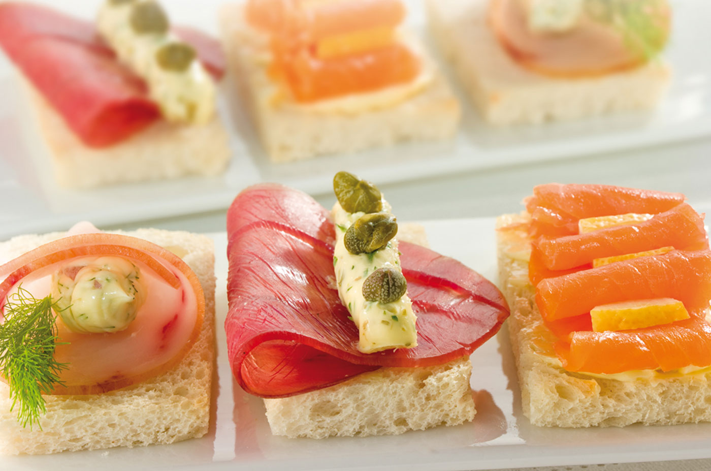Tartine con pesci affumicati e burro aromatizzato