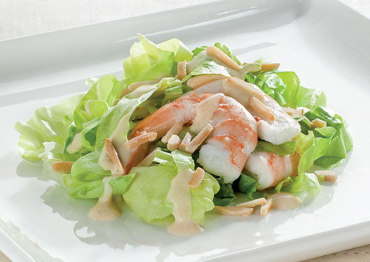 Insalata verde con yogurt, gamberetti e mandorle tostate