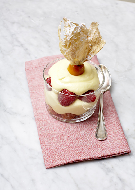 Pandoro con crema di mascarpone e frutti rossi
