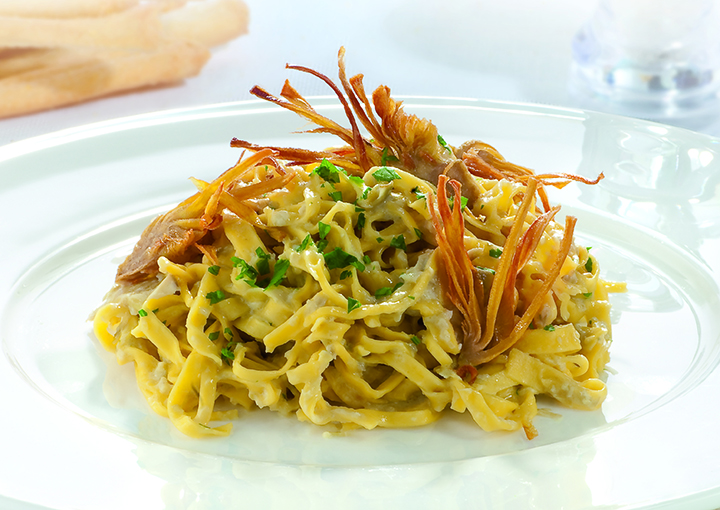 Tagliolini alla panna con carciofi croccanti
