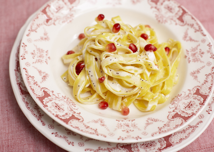 Tagliatelle con salsa alla panna pinoli e melagrana