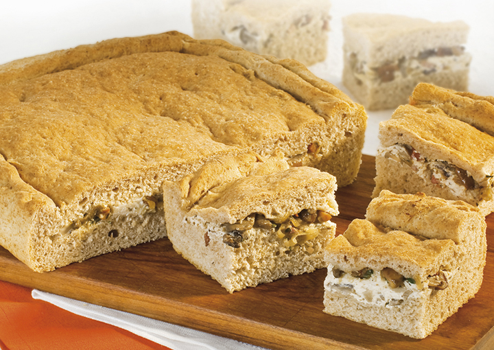 Focaccia ripiena con ricotta, speck e funghi