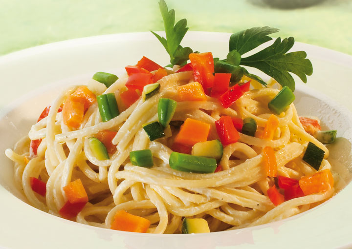 Spaghetti con verdure e yogurt
